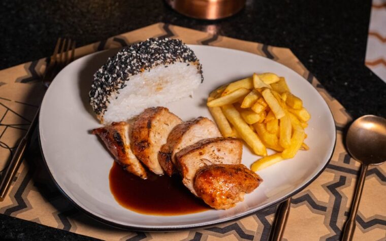 Pode dar arroz e frango para cachorro? Mitos e verdades