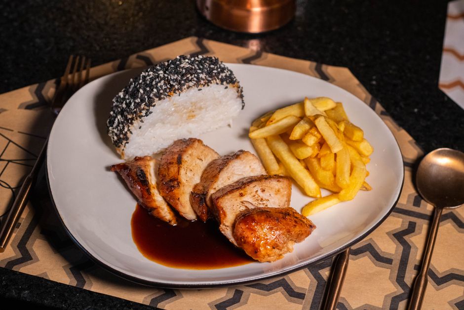 Pode dar arroz e frango para cachorro? Mitos e verdades